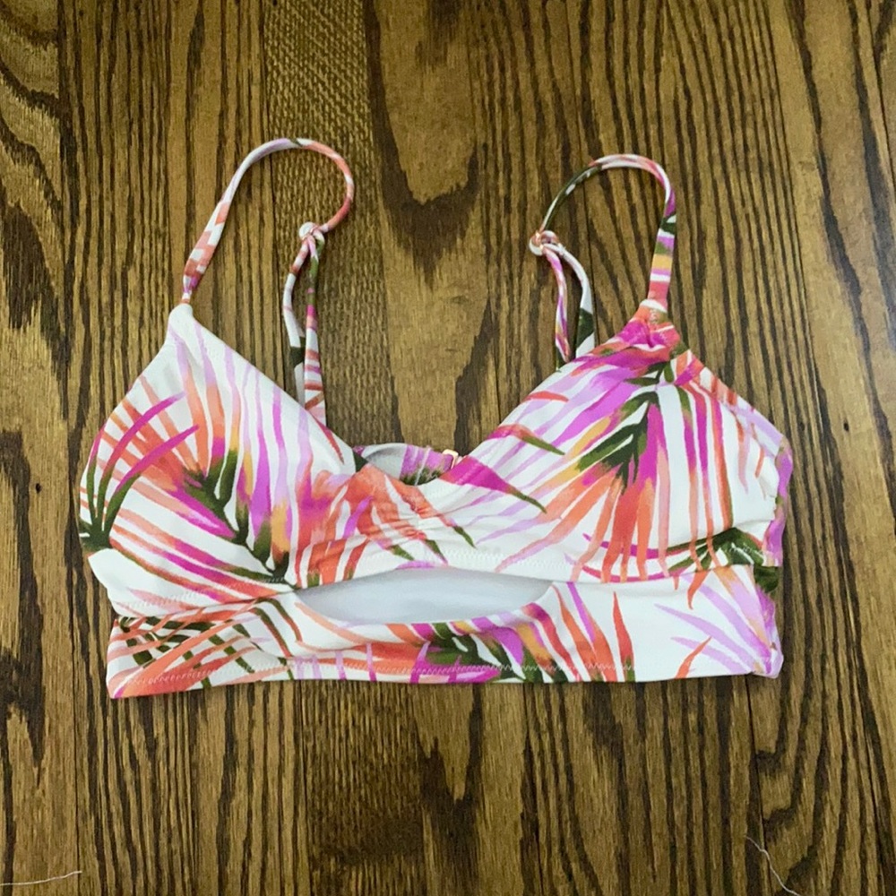 Palm print bikini top with cutout